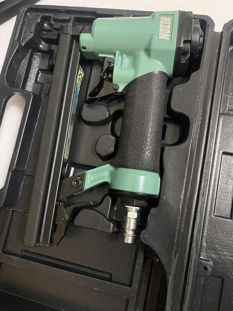 Pistolet Bizon pneumatyczny do blaszek Flexi