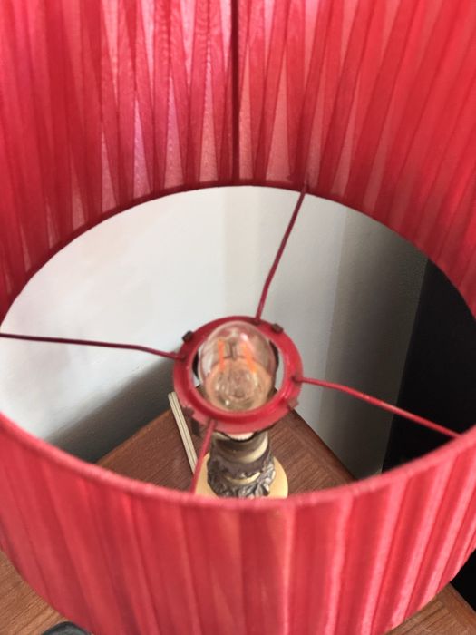 Candeeiro de mesa antigo com abat-jour classico