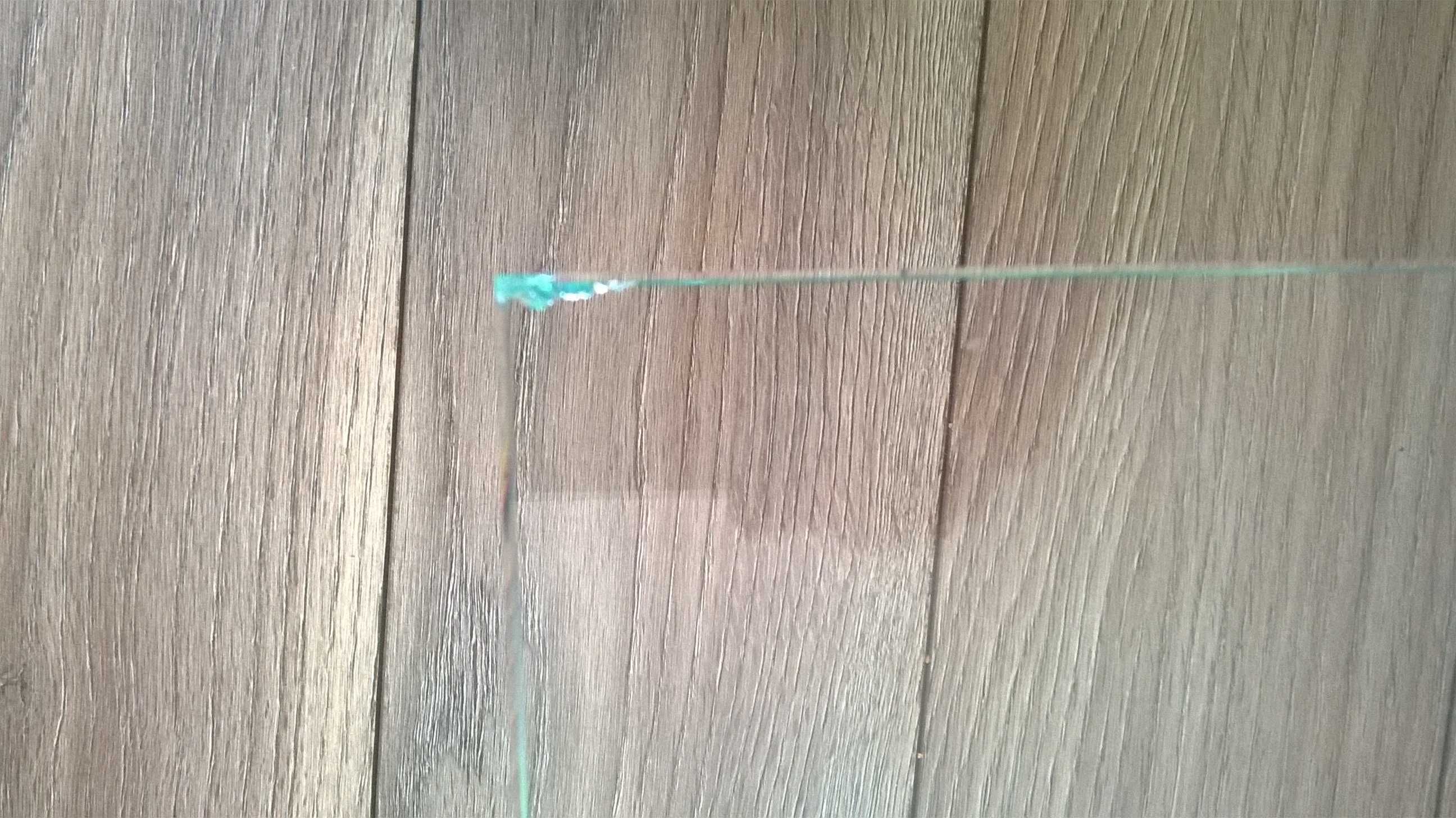 Szklany stolik pod telewizor
