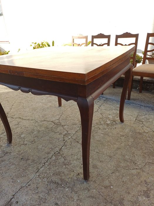 mesa e cadeiras bege