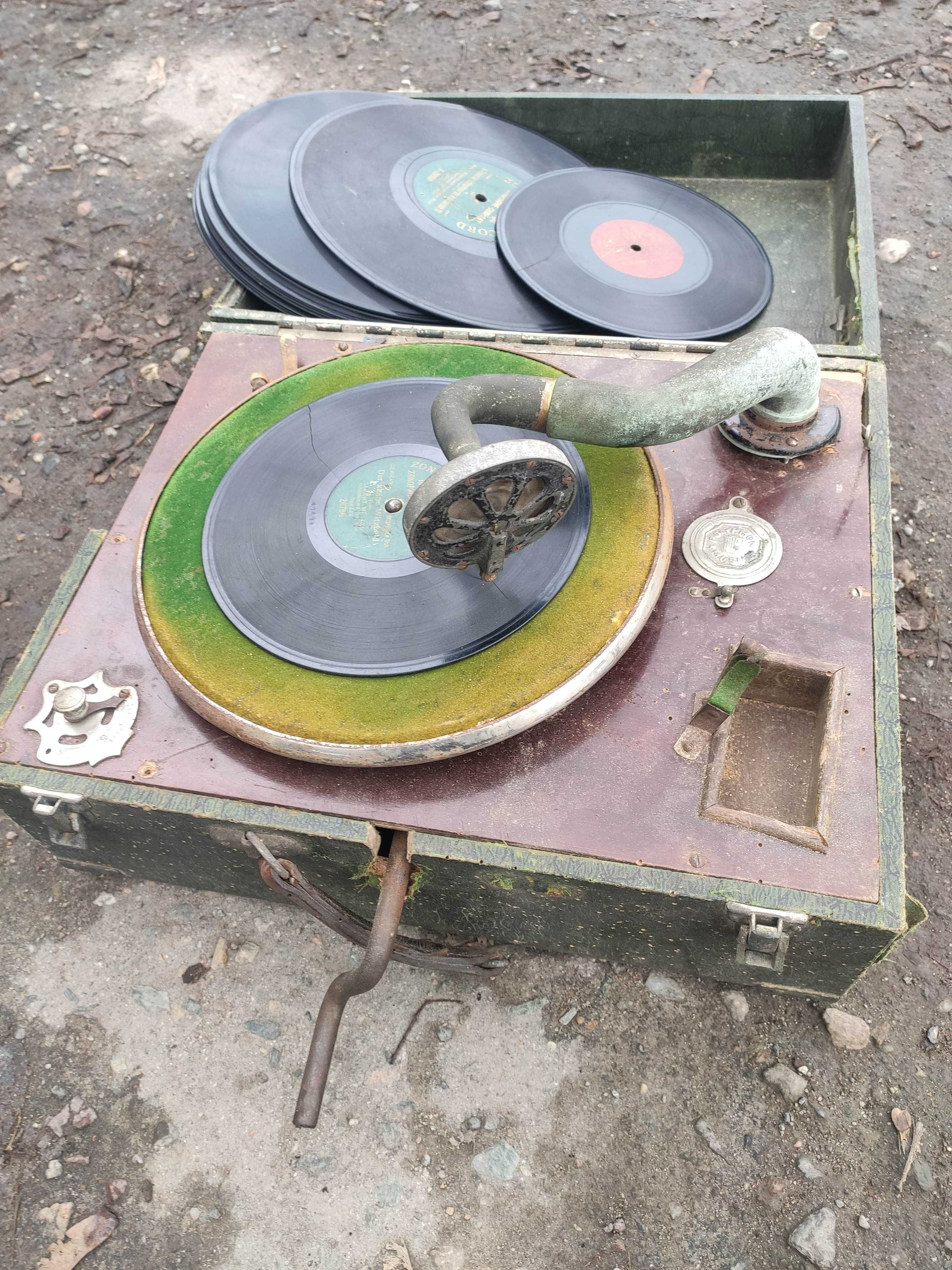 gramofon z płytami / zabytek /