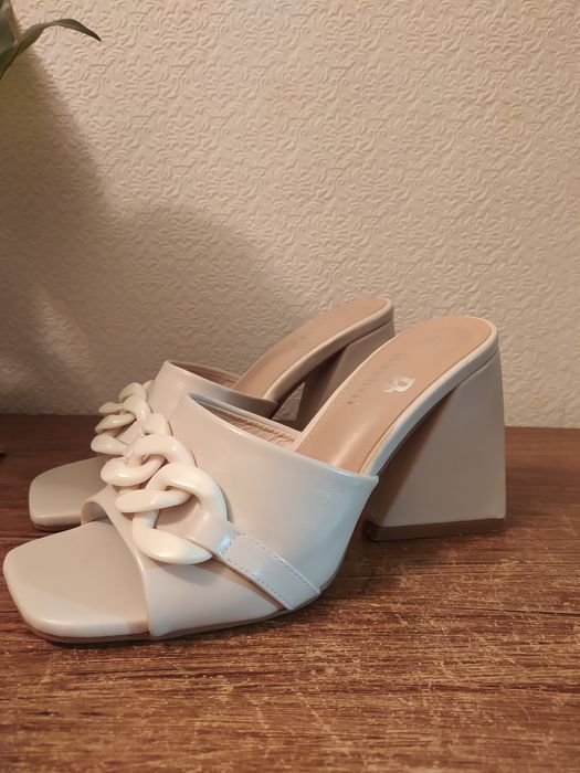 Шльопанці в ідеальному стані.