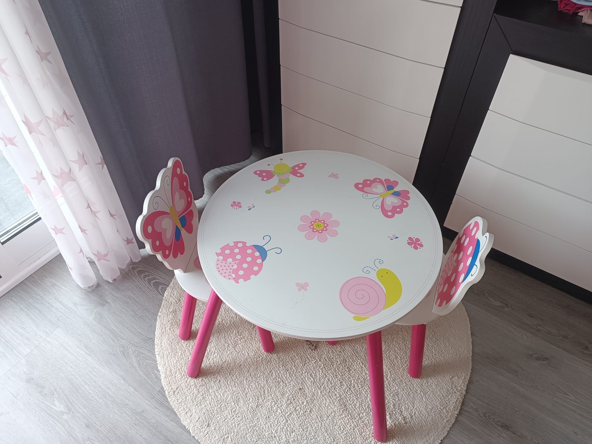 Conjunto de mesa e duas cadeiras em madeira