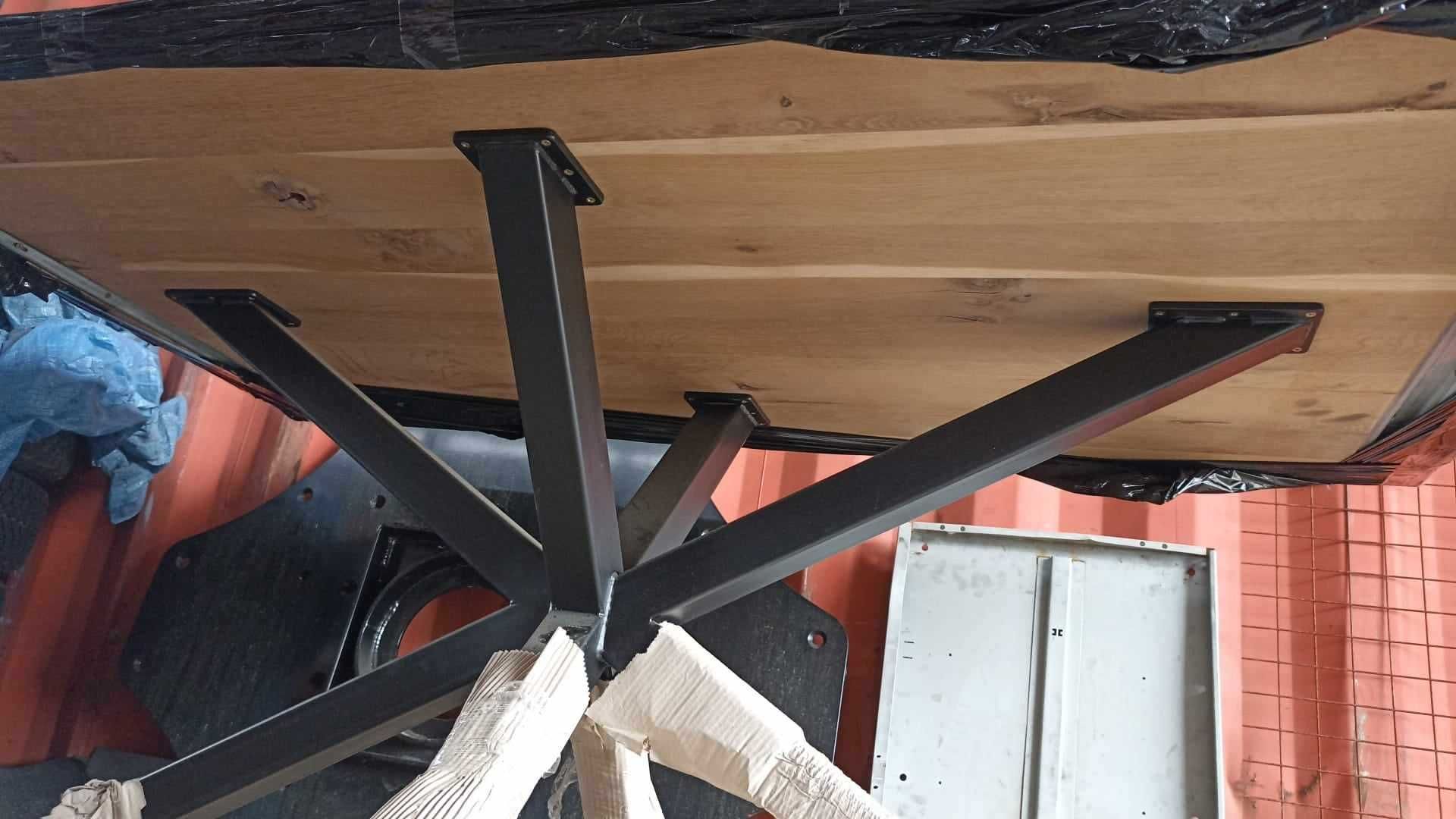 Stół dębowy w stylu loft, na podstawie typu pająk