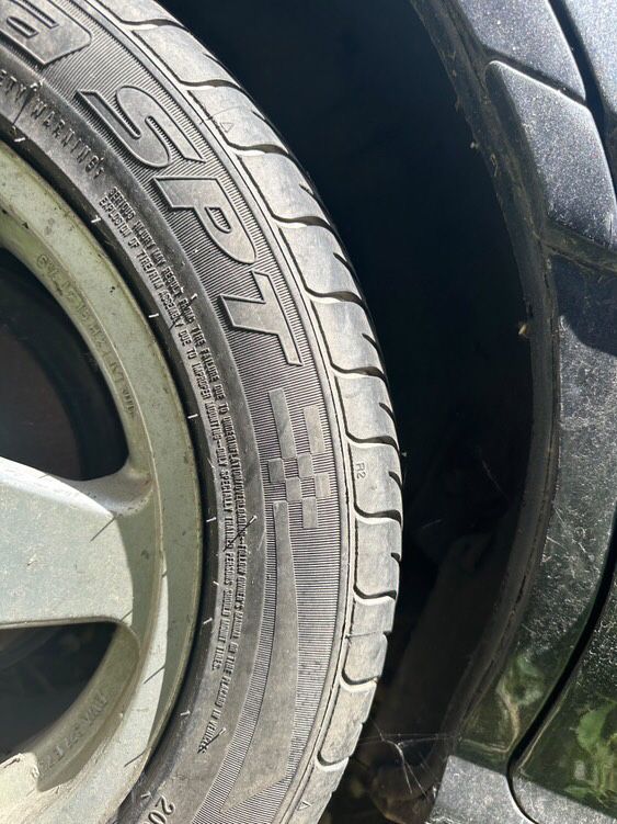jantes  com pneus , em perfeito estado semi novo .