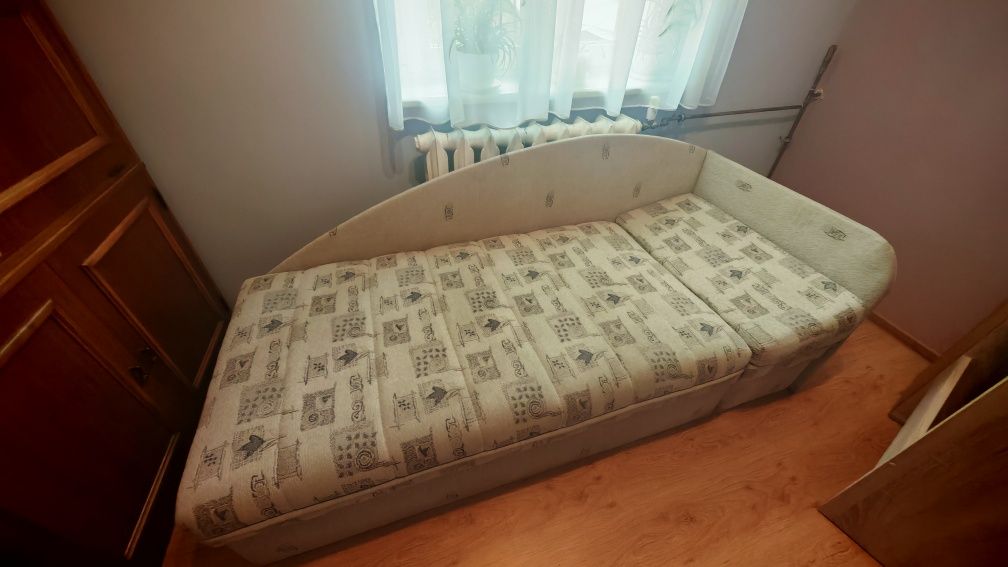 Kanapa 200 x 90 z pojemnikiem i szafką.