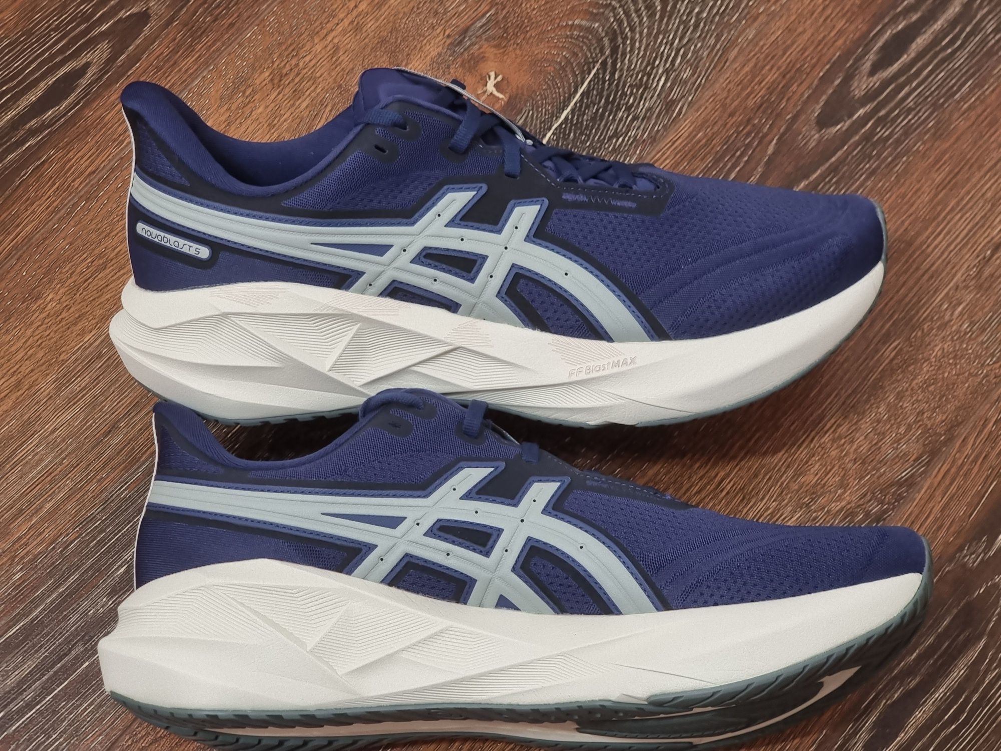 Оригінал 100% чоловічі кросівки asics novablast 5  eur 48