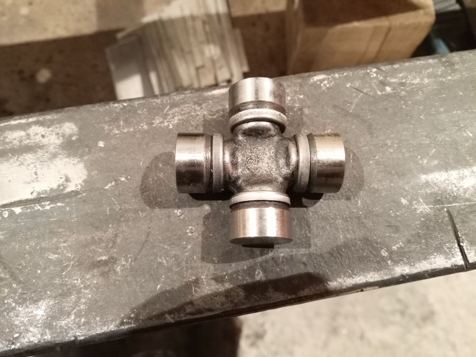 Хрестовина карданного вала