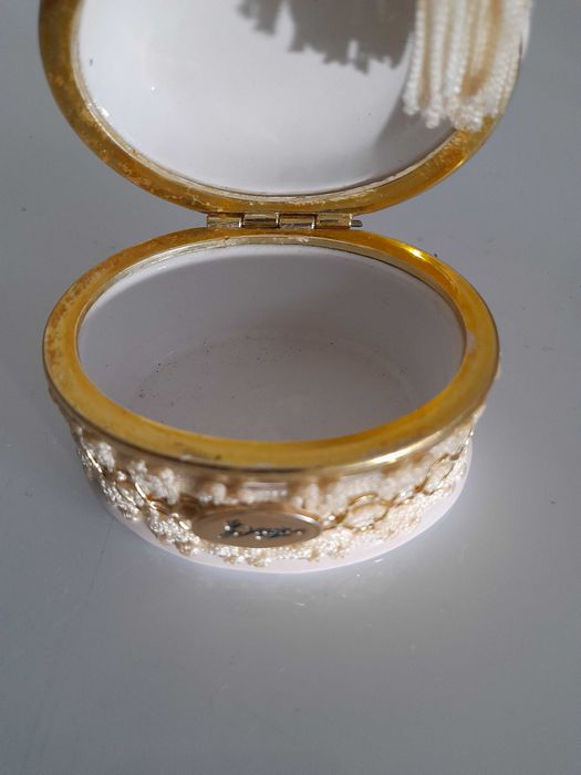 Guarda joias antigo em porcelana Italiana.