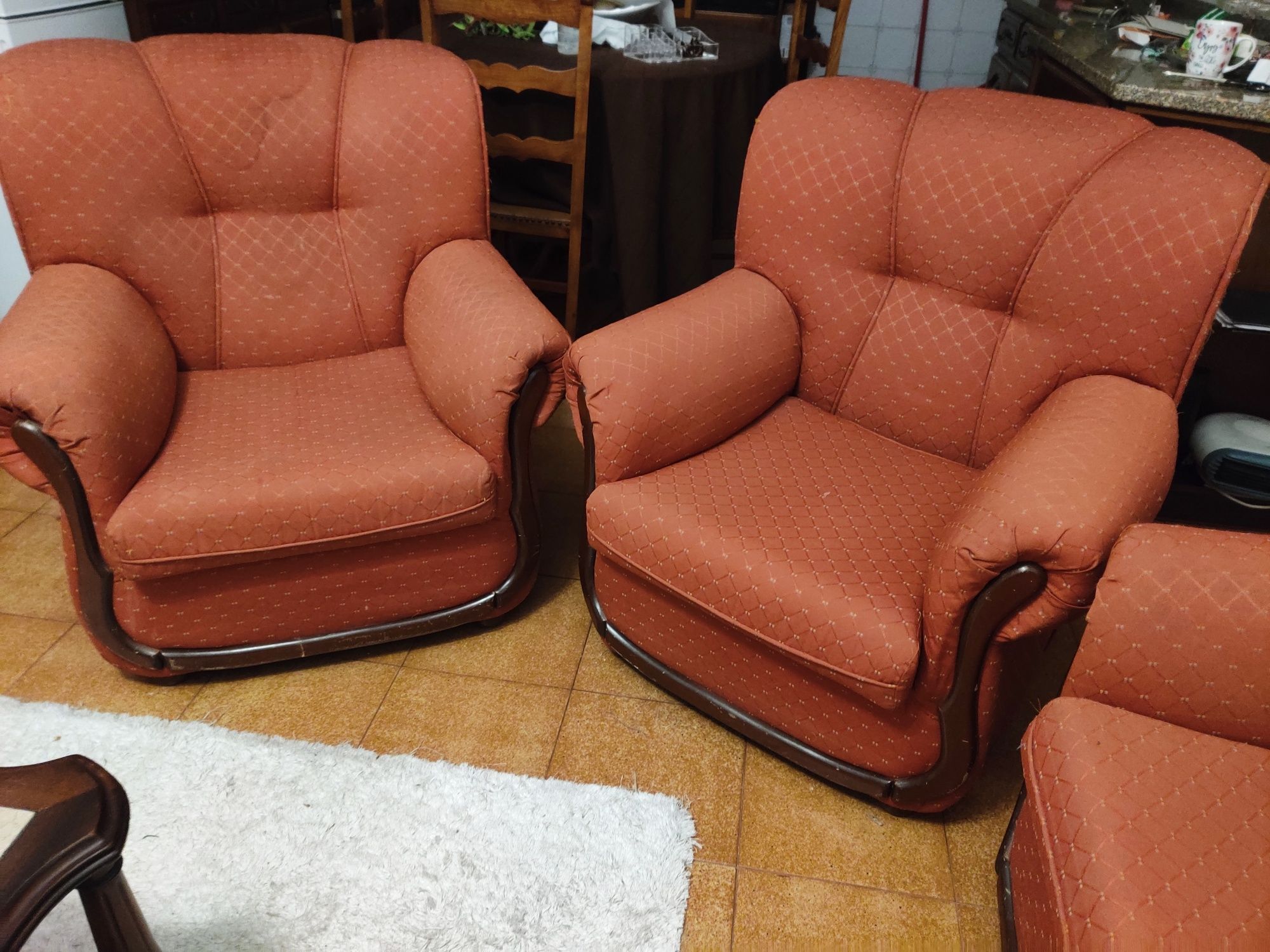 Conjunto de três sofás. O maior é sofá cama.
