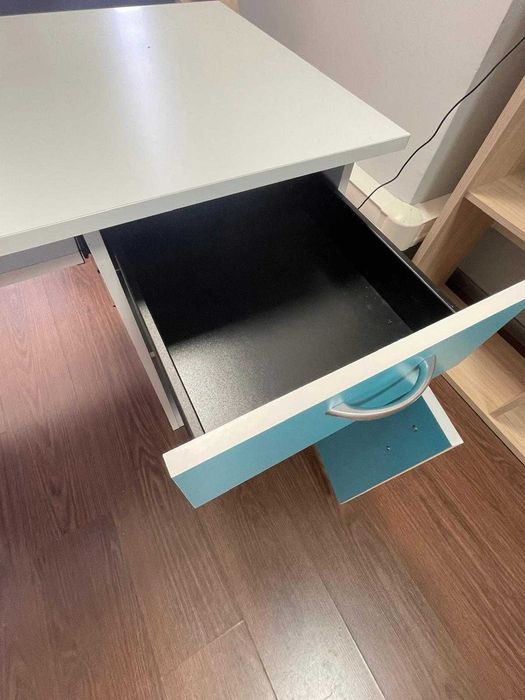 Secretária Branca e Azul para escritório ou estudo 140x57x75