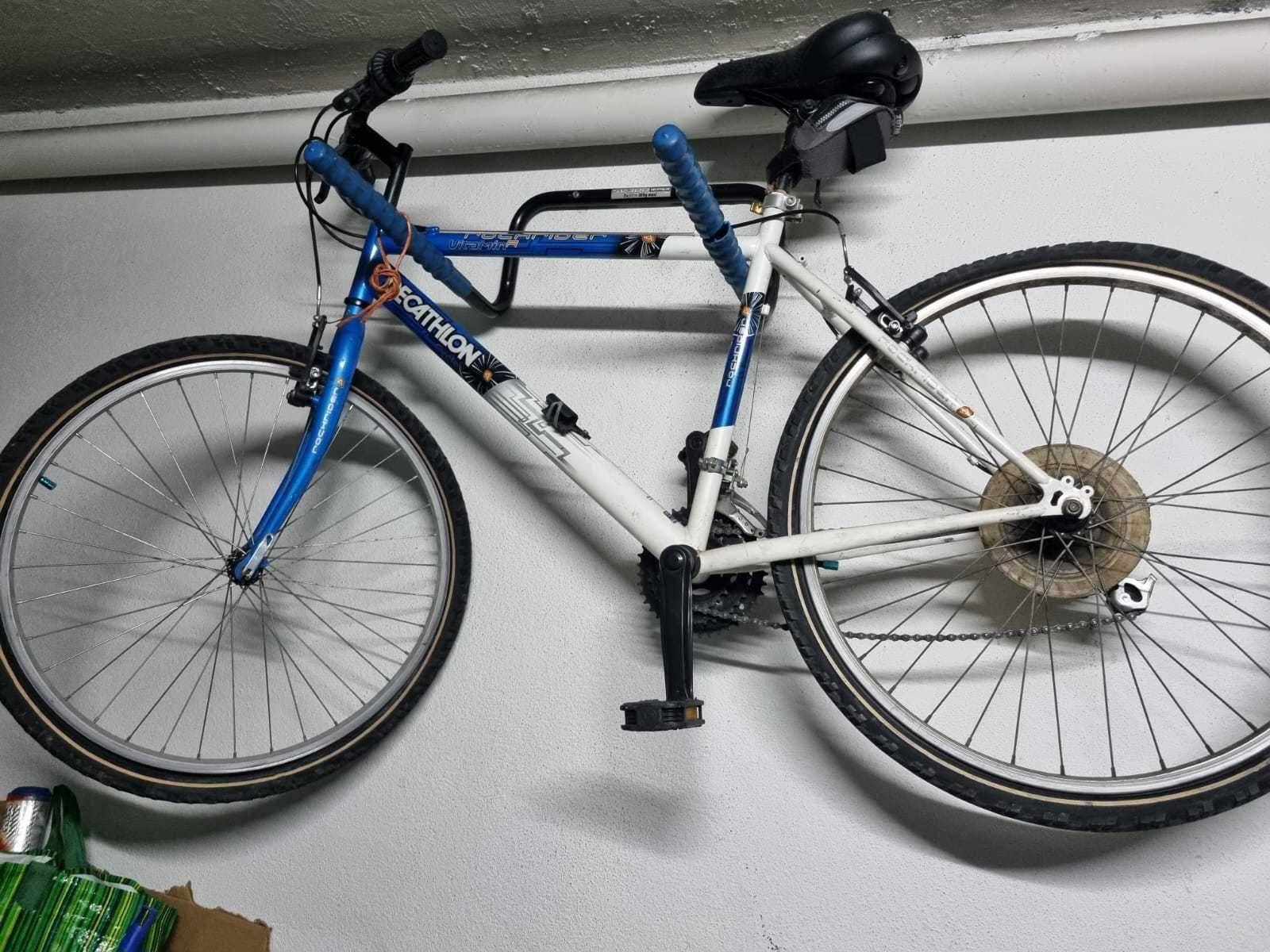 bicicleta de montanha azul e branca