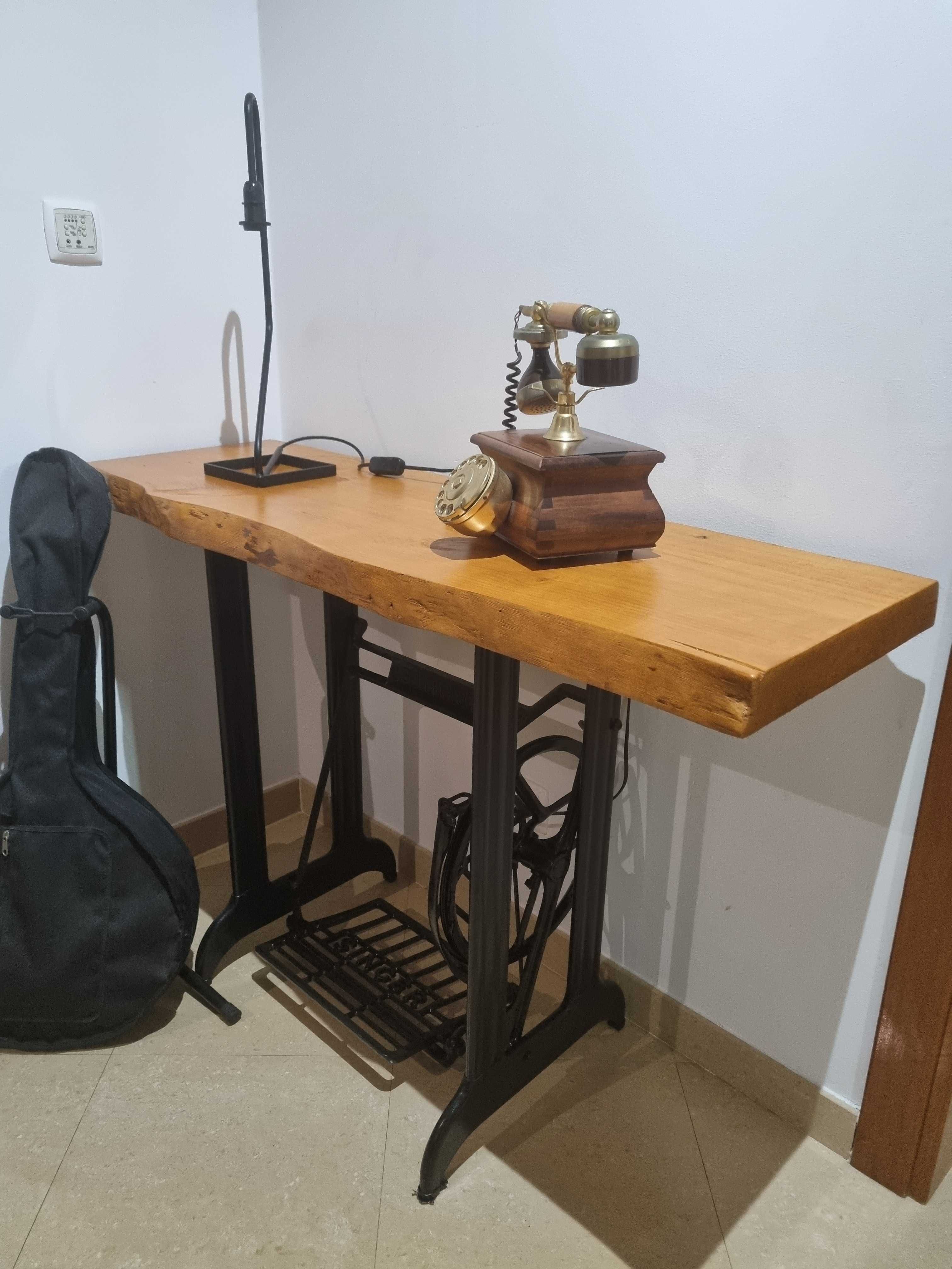 Aparador artesanal com ferragens de máquina  da singer