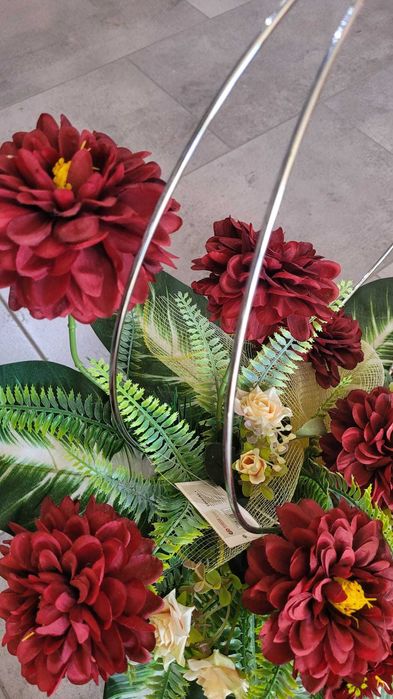 Dekoracja nagrobna wiązanka stroik kompozycja na cmentarz grób pomnik