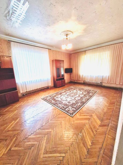 Продам елітну трикімнатну квартиру в центрі міста - 100 м².
