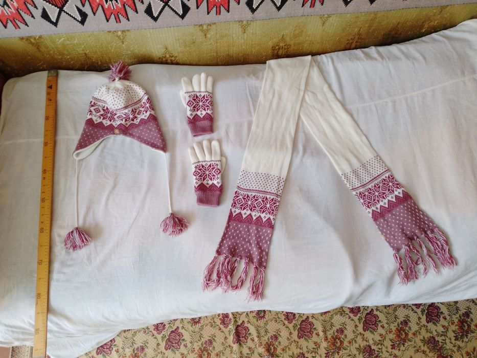 Продається комплект зимового жіночого одягу, шапка, печатки, шарф.