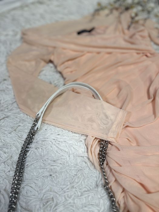 Гарна вечірня сукня Boohoo з відкритими плечима