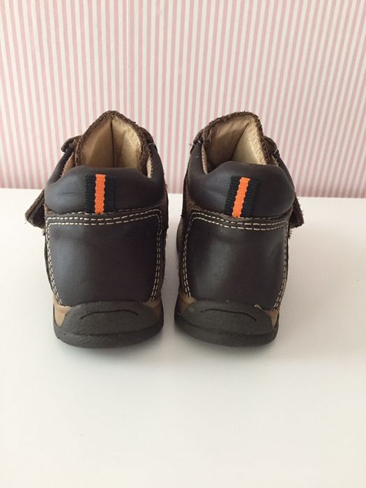 Botas em pele e velcro 21