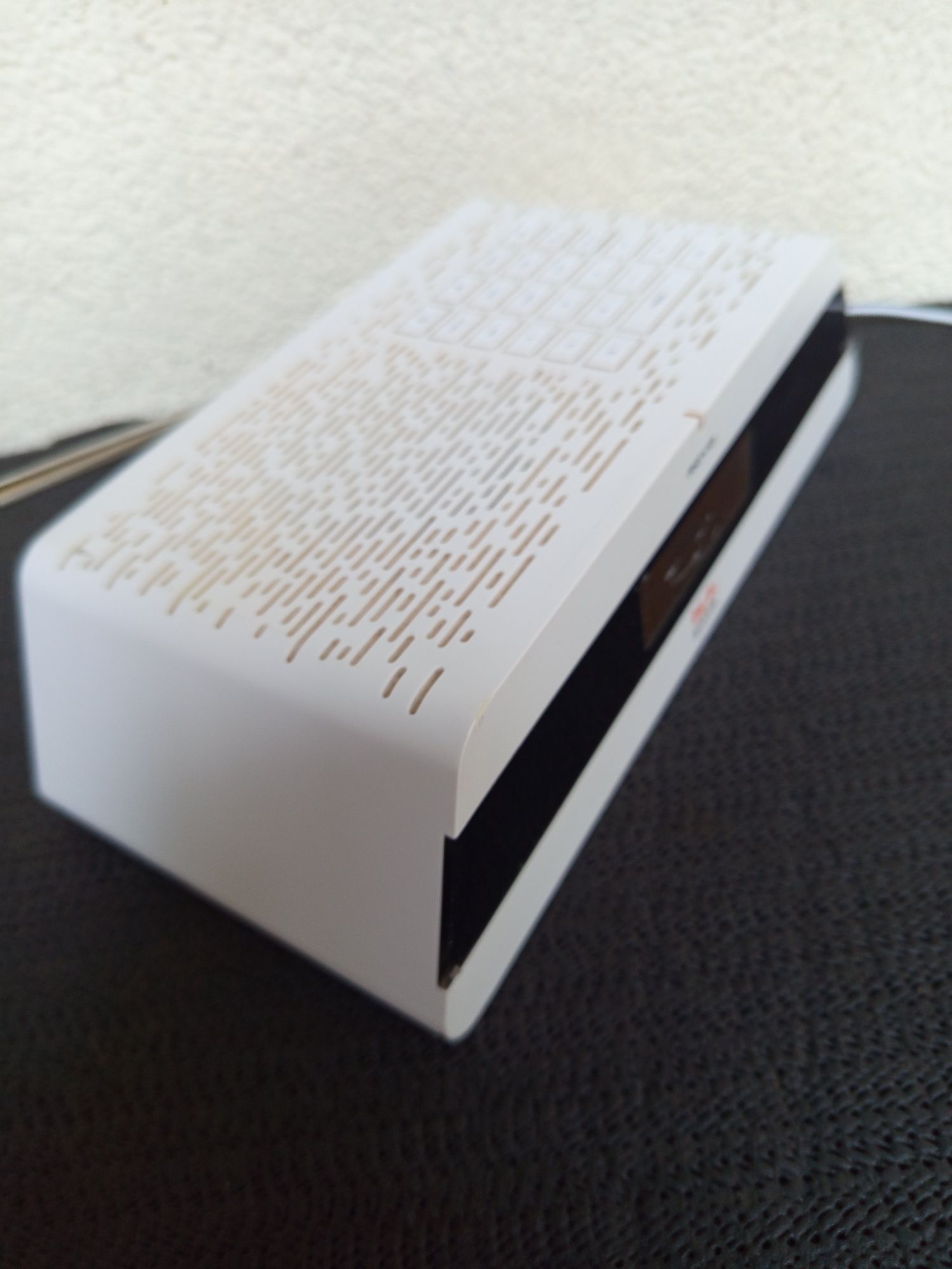 HYBRYDOWE radio firmy REVO model  BLIK - DAB+/ FM - Digital Audio
