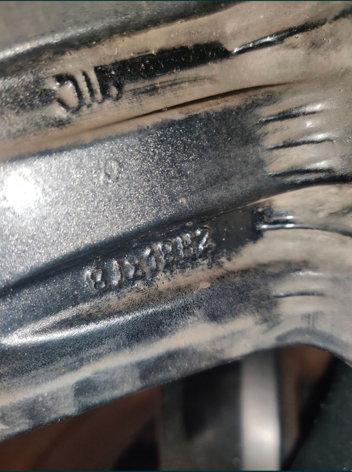 Jantes 18" com pneus Continental 235/40.
Dois praticamente novos, os o