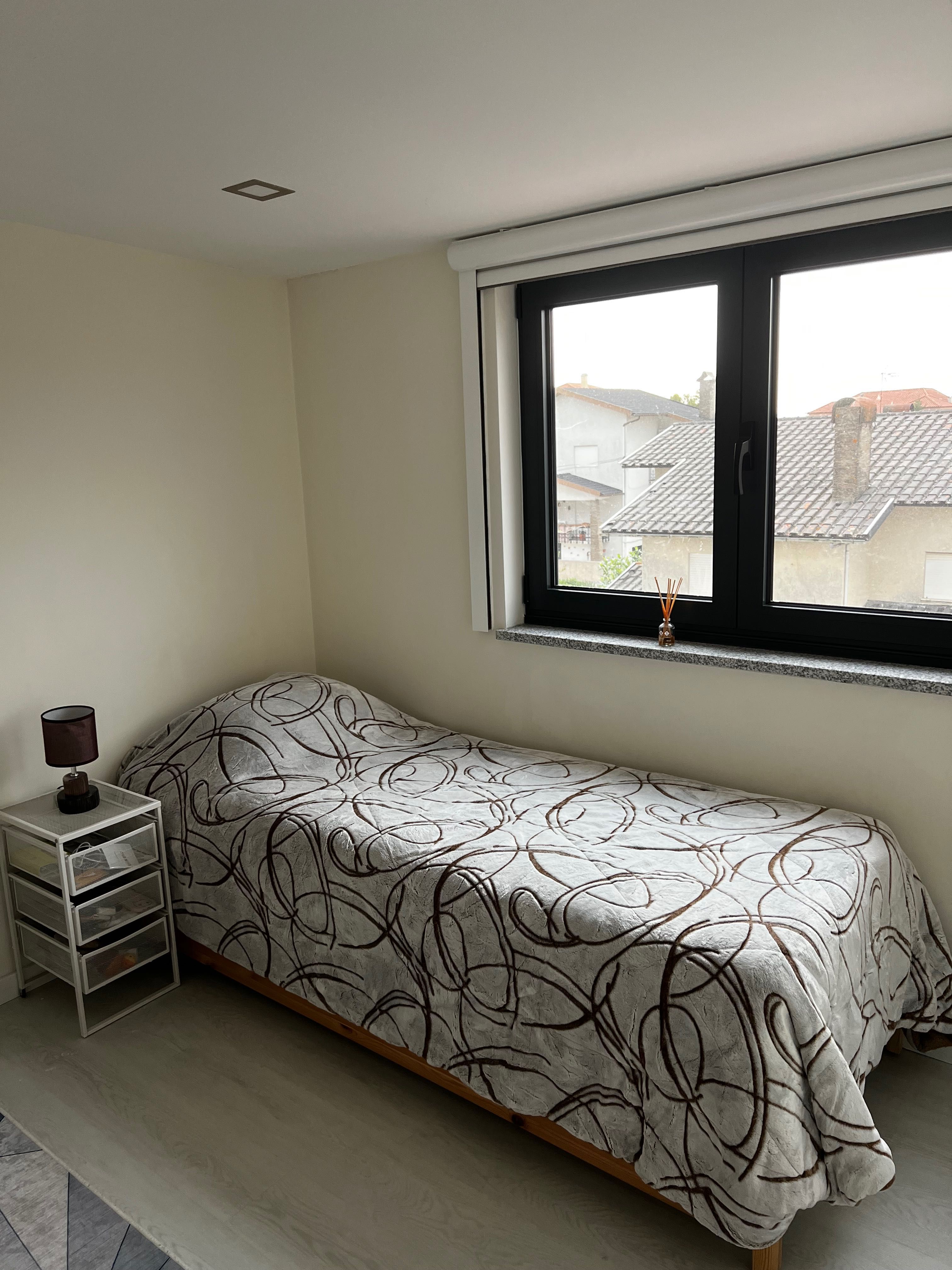Alugo quarto a rapariga