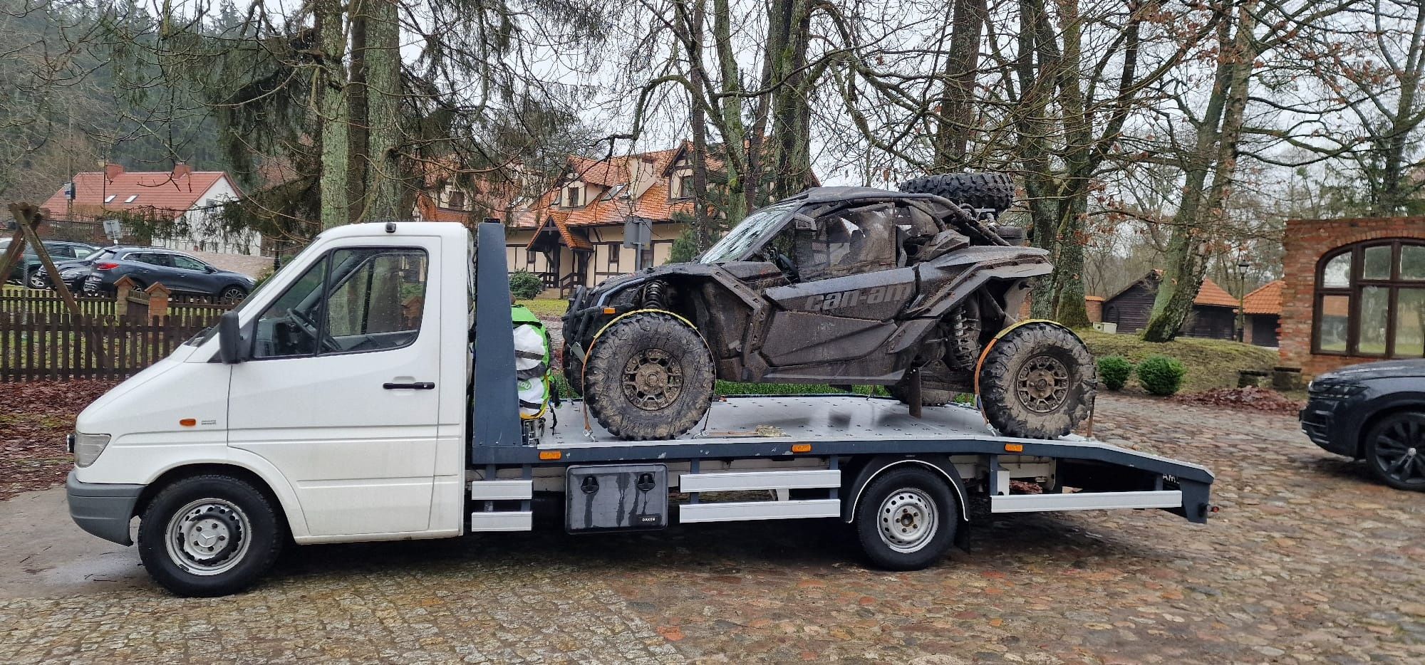 Pomoc drogowa Radzymin Marki Wołomin Zielonka Kobyłka holowanie laweta