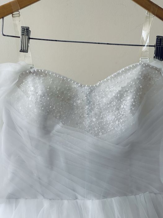 Весільна сукня з шлейфом