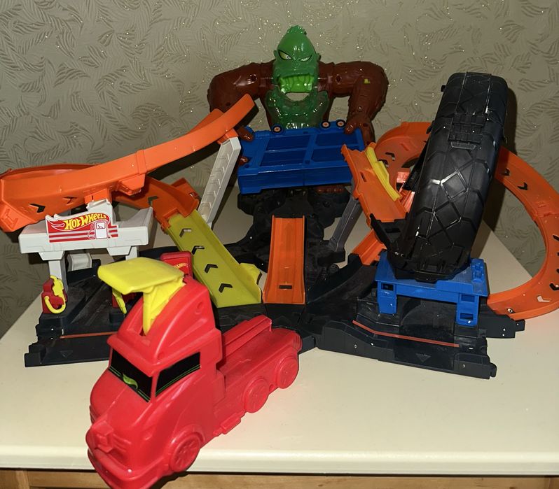 Ігровий набір Hot Weels City напад токсичної горили