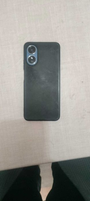 Telefone Oppo com carregador e capa