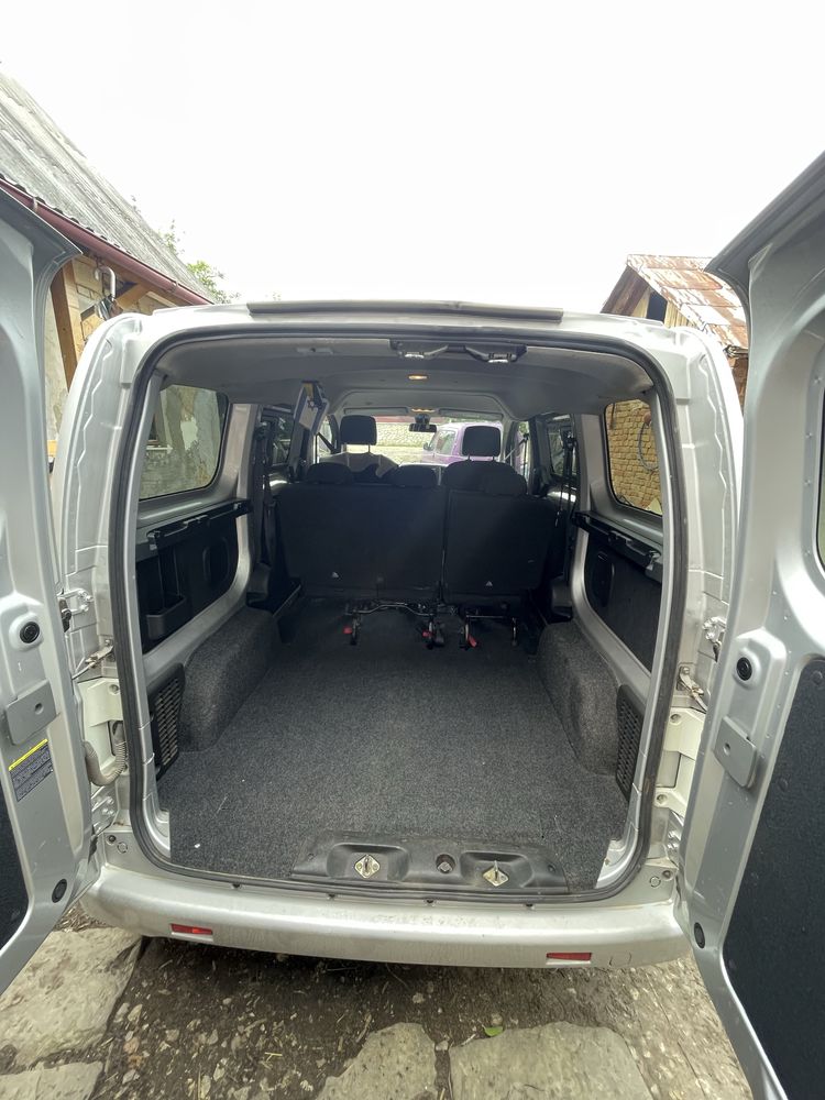 Nissan E-NV200.
