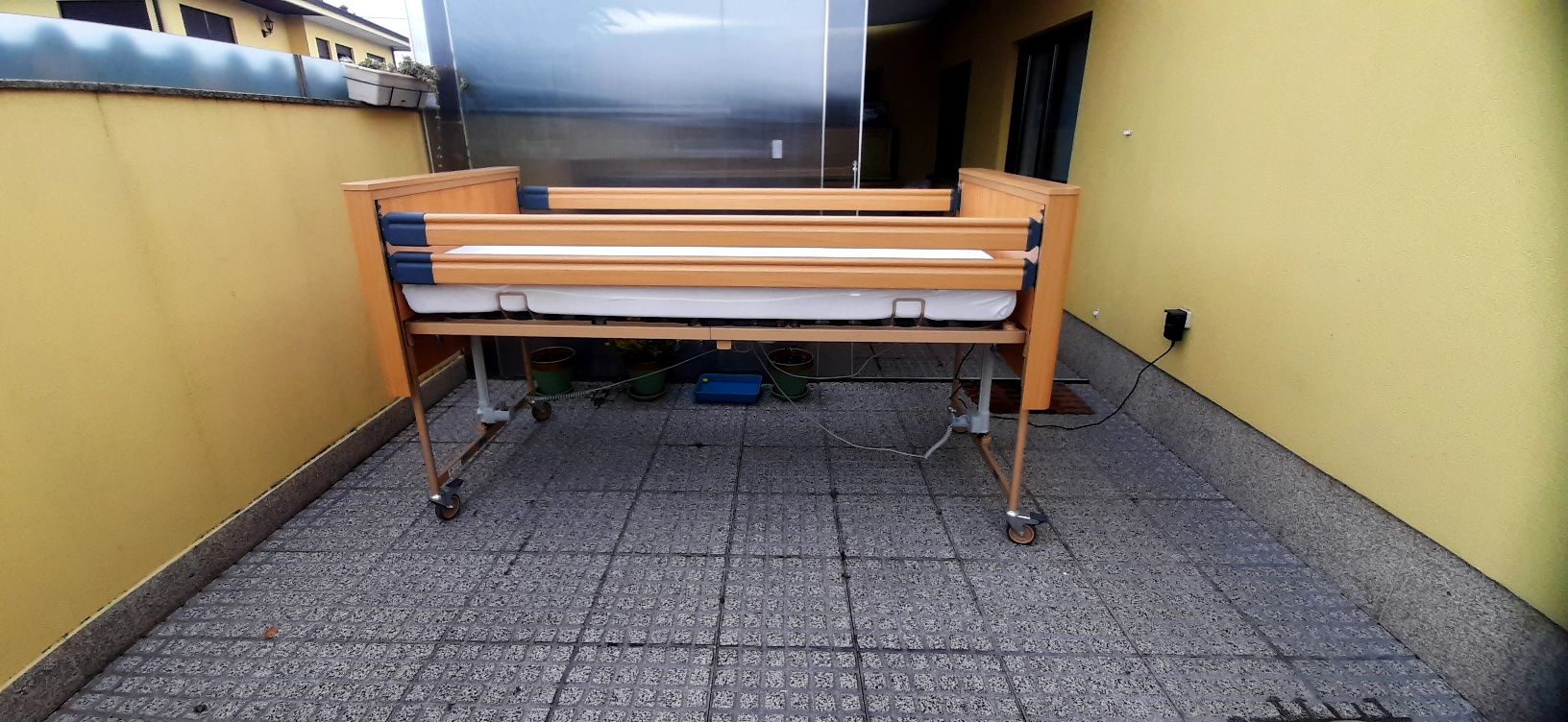 Cama articulada elétrica e elevatória hospitalar nova