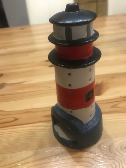 kominek na świeczki w kształcie latarni morskiej
