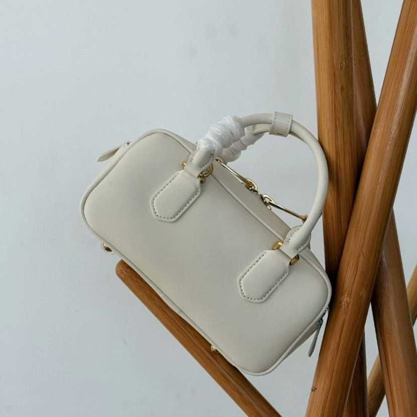MIUMIU biała torba do bowlingu - designerski must have