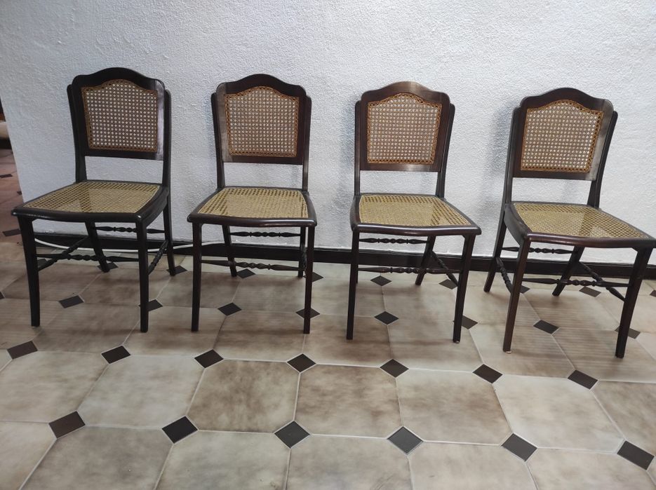 4 cadeiras em madeira com assento e costa em palhinha