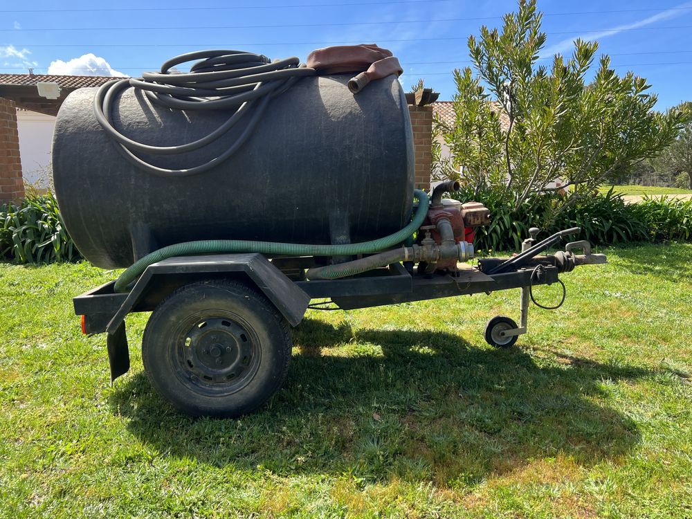 Reboque com tanque 1000 litros e motor