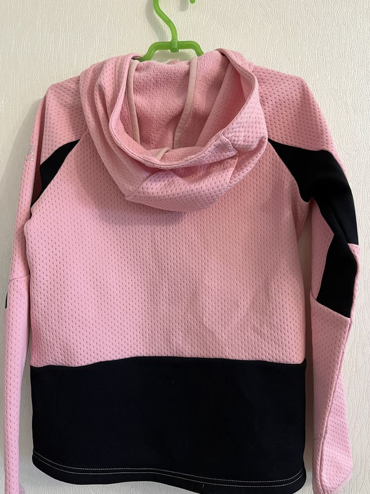Продам спортивну кофту Fila р134-140