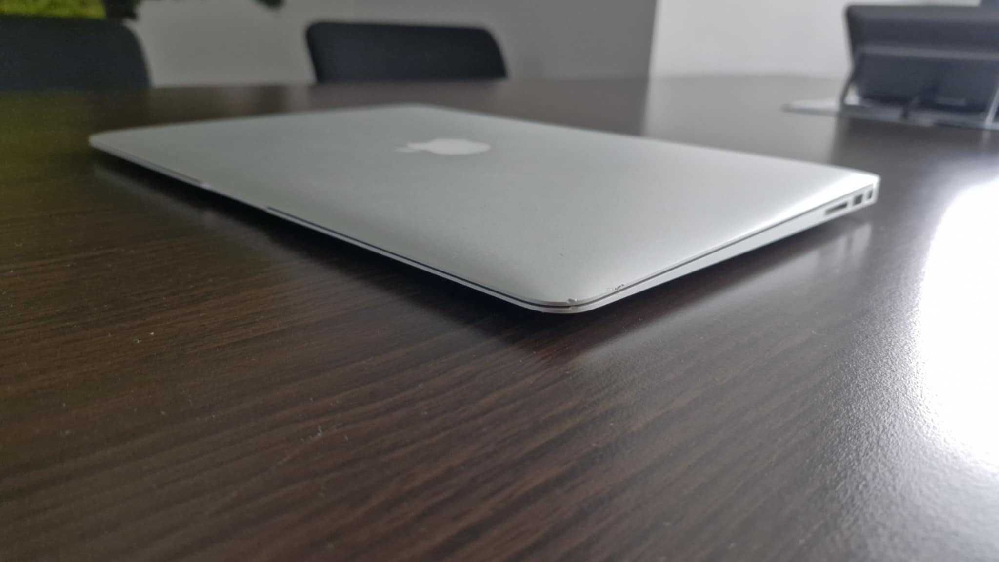 MacBook Air A1466 + zasilacz | 400 zł netto | Faktura VAT
