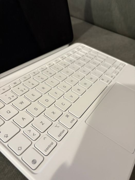 Apple Ipad 11” a16 2025, 256 GB wifi + Apple Magic  Keyboard