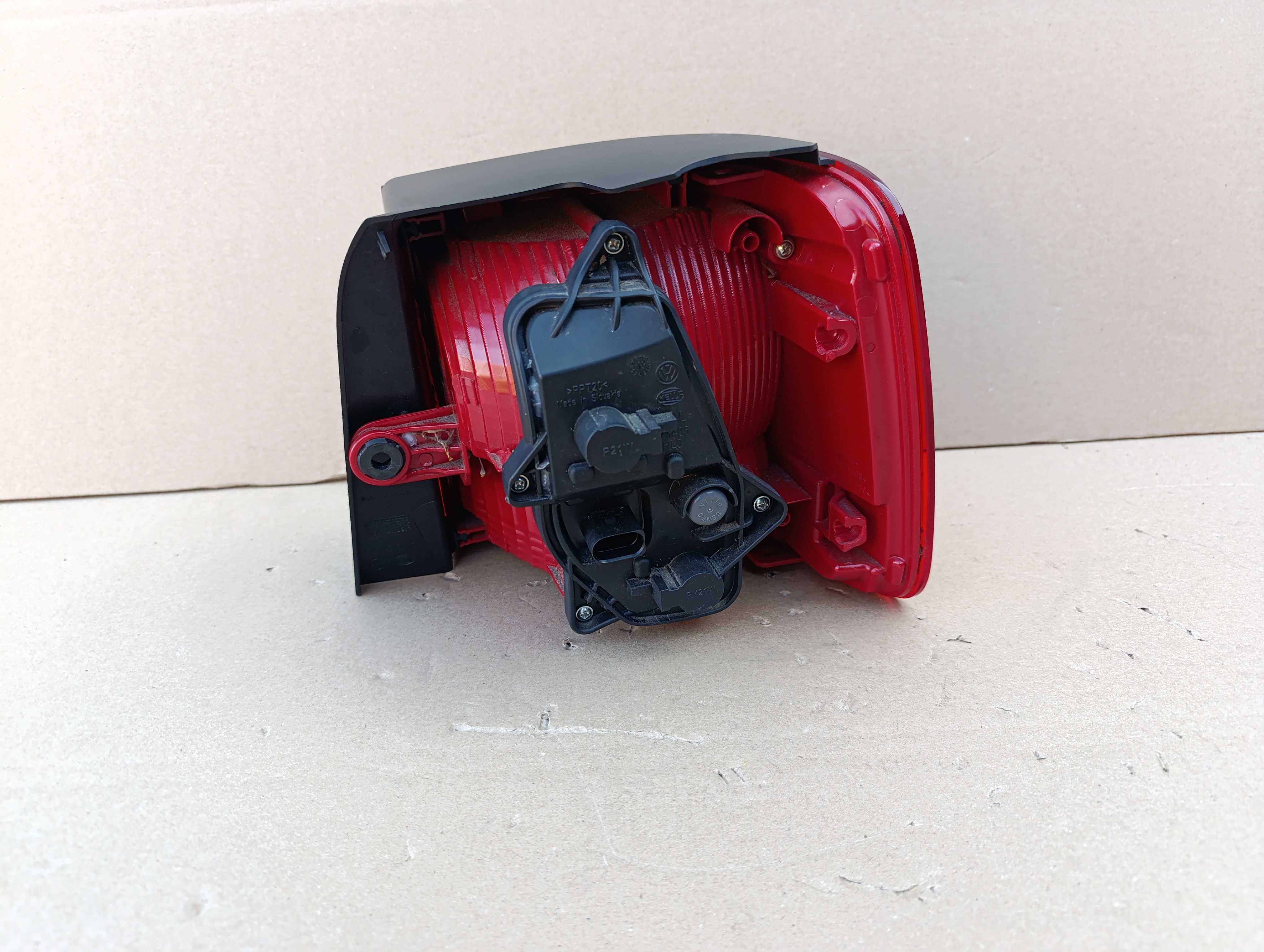 VW Touran II 10-15 lampa lewa tył tylna w błotnik idealna 1T0.945.095R