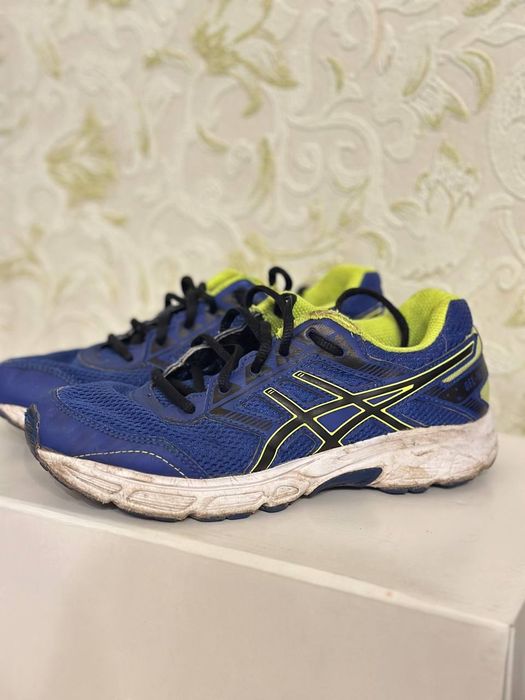 Продам оригінальні кросівки "Asics" в гарному стані