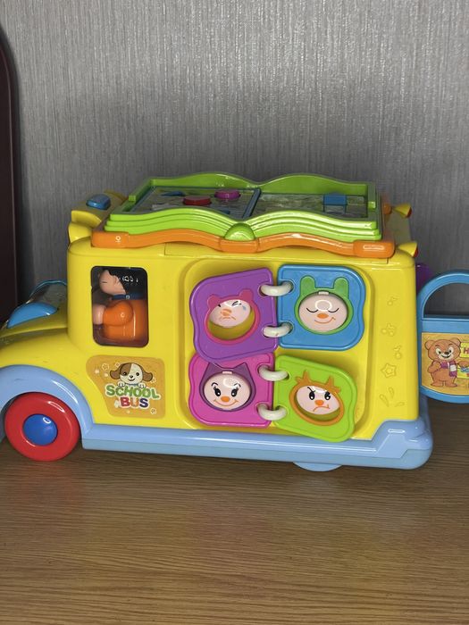 Багато іграшок дитячих в гарнгму стані