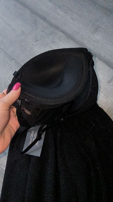 Нова блискуча сукня