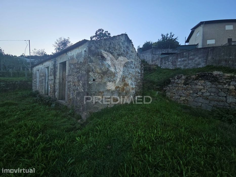 Terreno urbano com pequena moradia para restauro