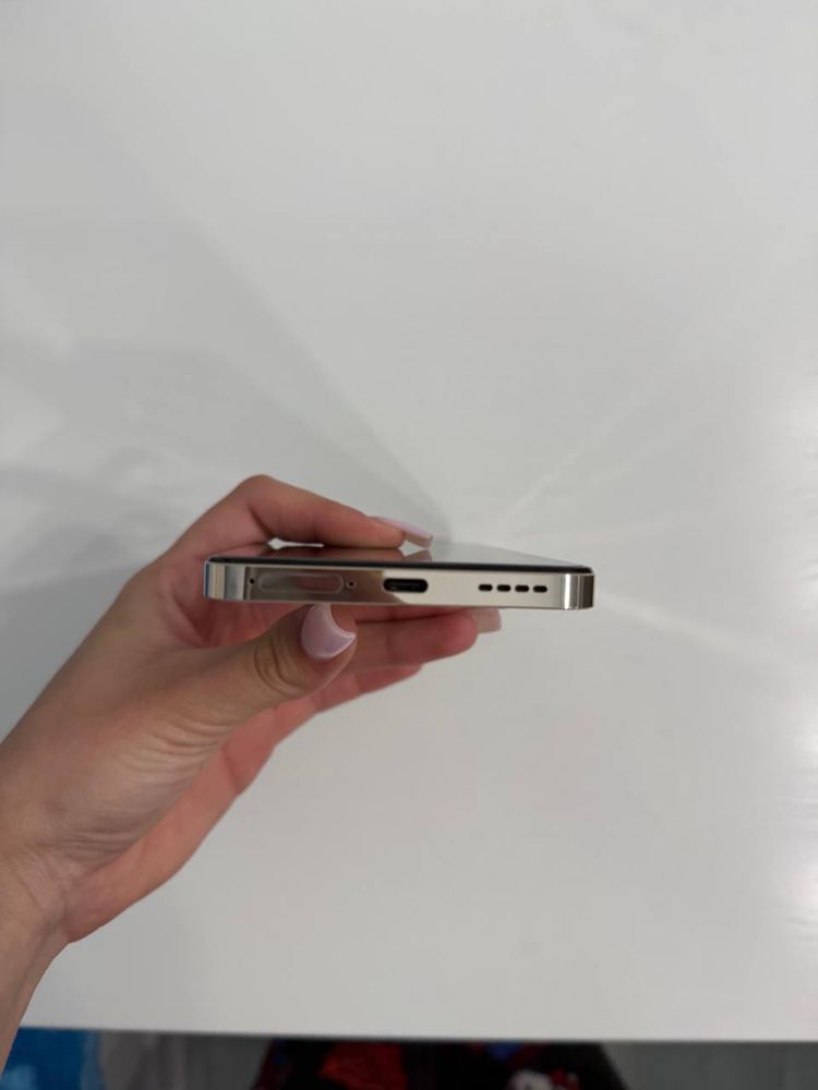 Смартфон realme 12+ 5G 8/256GB Navigator Beige