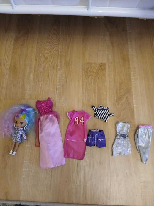 Duży domek drewniany dla lalek Barbie z wyposażeniem + 7 Lalek Barbie