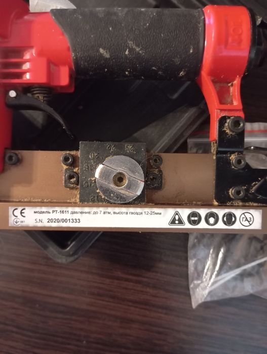 Степлер пневматический для шпилек. Intertool.