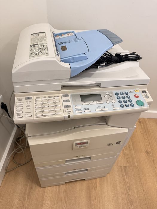 2 impressoras multifuncoes com gaveta dupla de papel.