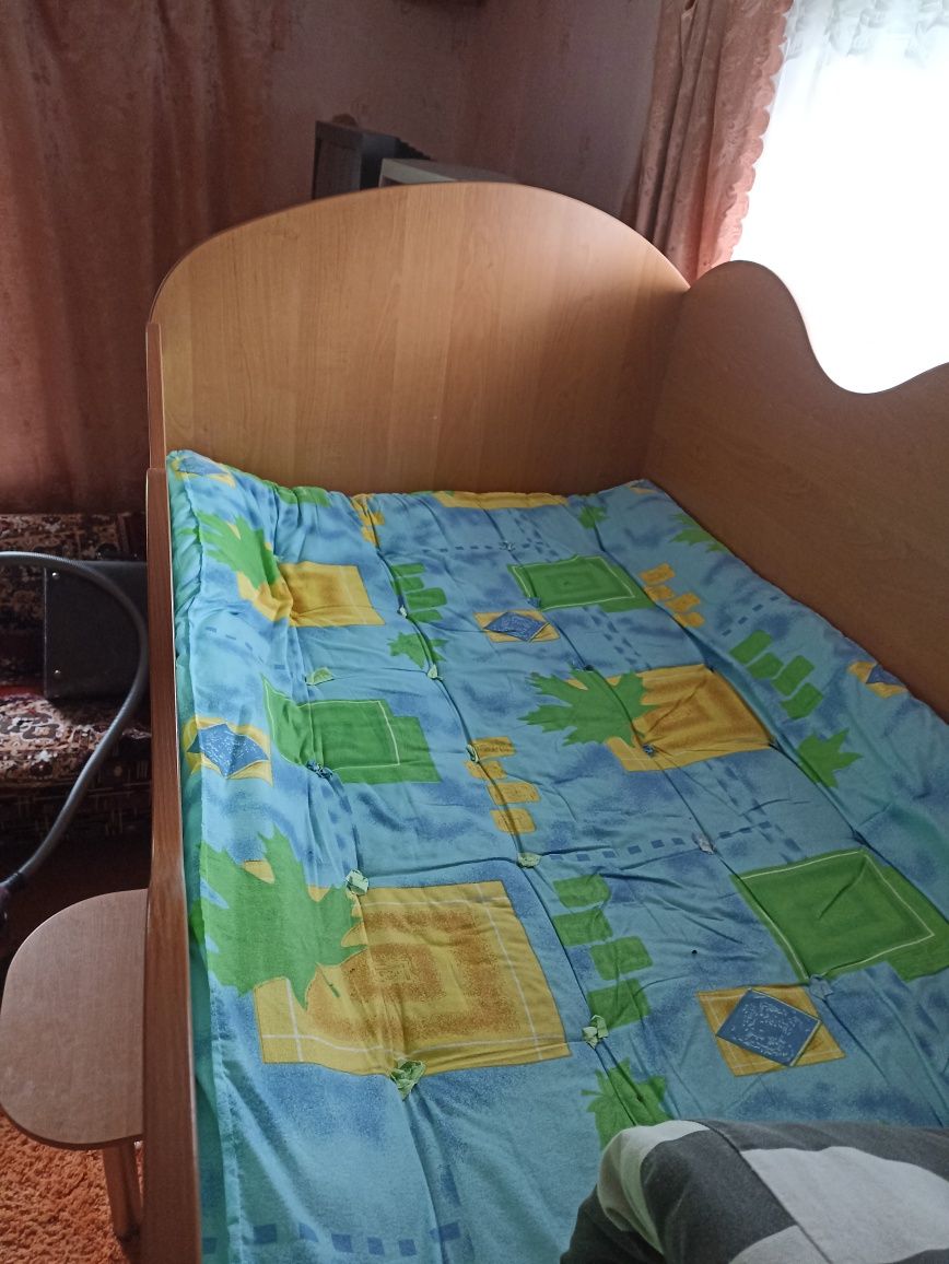 Дитяче ліжечко з робочою зоною