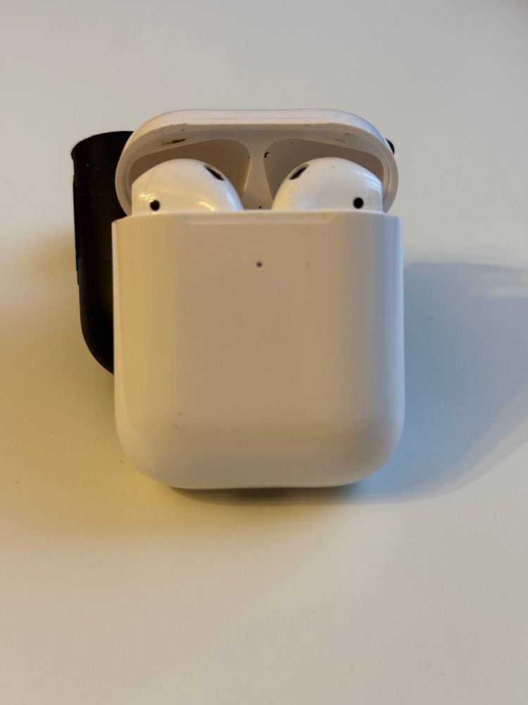 Продам наушники Apple Airpods оригинал с програмным дефектом