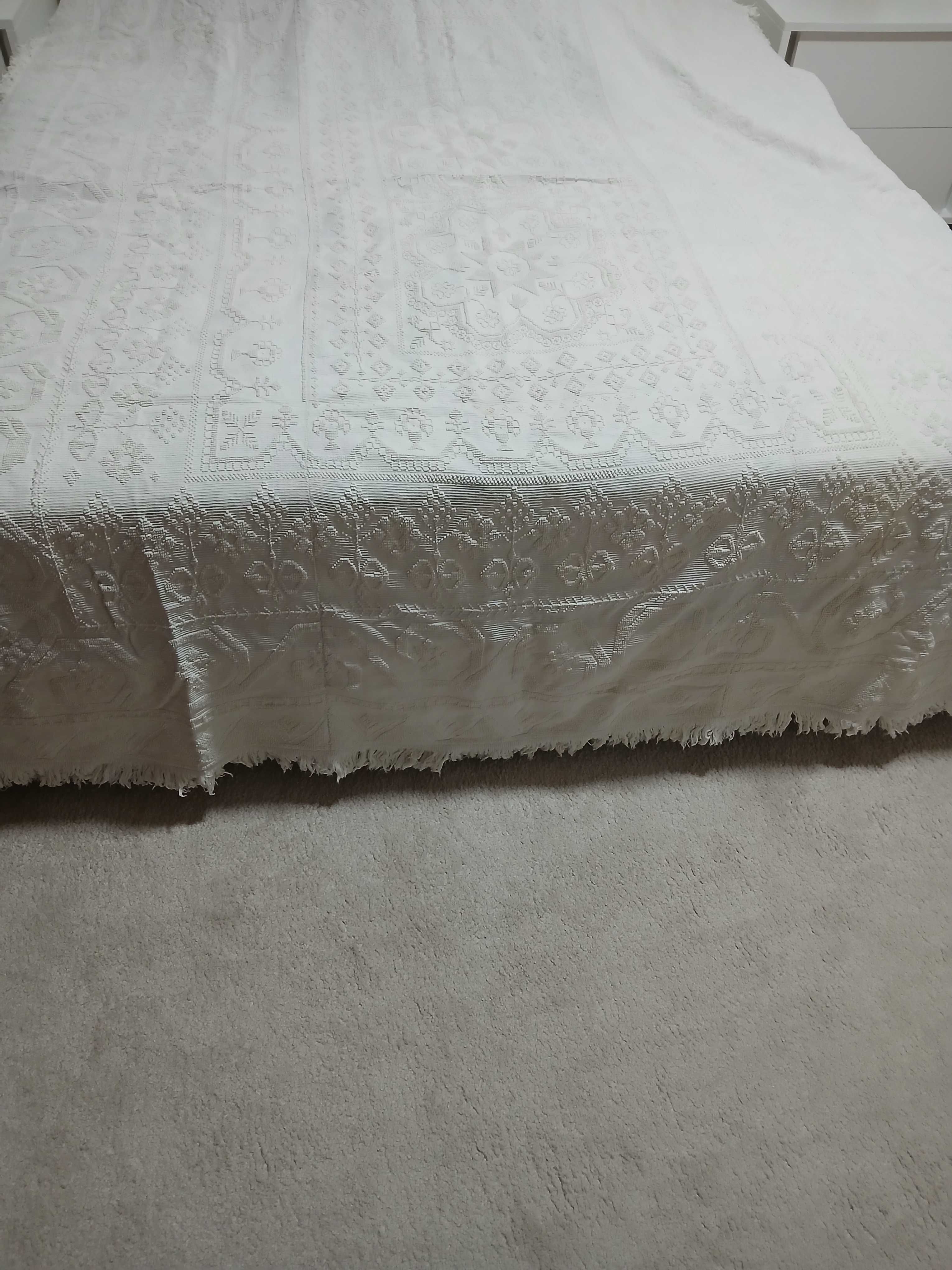 Colcha coroa de rei com 140 anos